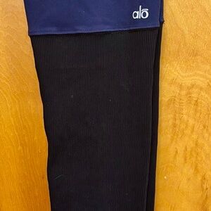 ALO Yoga Women’s Navy and Black Leggings